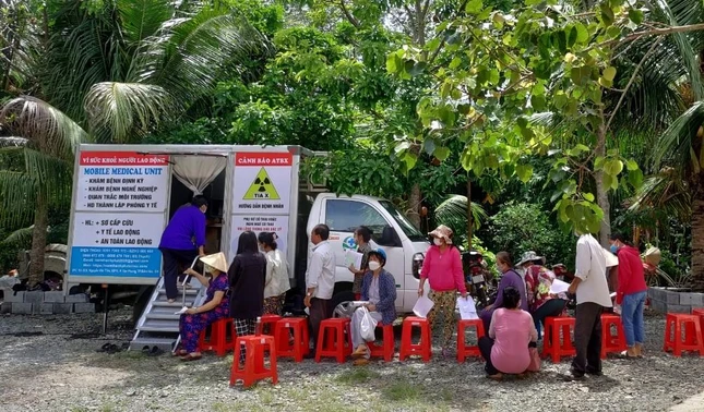 Bà con chờ đến lượt khám bệnh