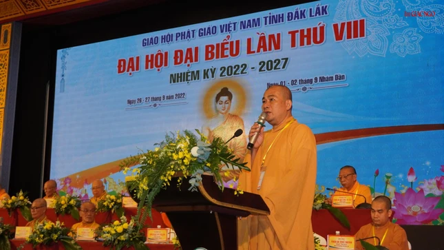 Đại đức Thích Minh Phường, quyền Chánh Thư ký Ban Trị sự GHPGVN tỉnh đọc dự thảo phương hướng Phật sự nhiệm kỳ 2022-2027