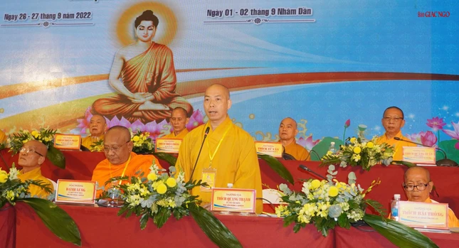 Thượng tọa Thích Quang Thạnh thay mặt chủ tọa điều hành Đại hội