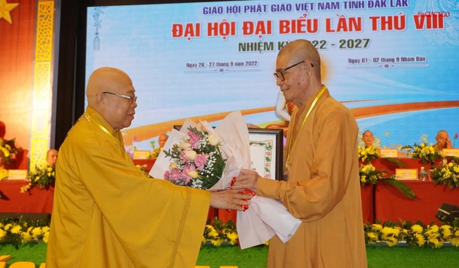 Hòa thượng Thích Quảng Xả trao bằng Tuyên dương công đức