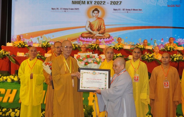 Hòa thượng Thích Huệ Trí trao Bằng tuyên dương công đức của Giáo hội đến các cá nhân