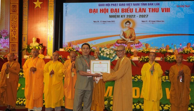 UBND tỉnh trao Bằng khen đến 11 tập thể và 2 cá nhân