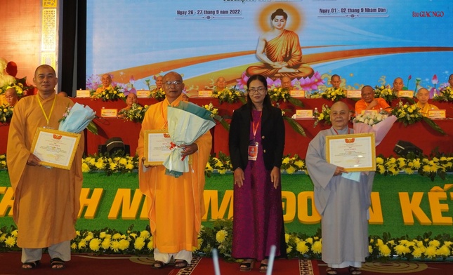 Ủy ban MTTQVN tỉnh trao tặng Bằng khen đến 1 tập thể và 2 cá nhân hoàn thành xuất sắc công tác Phật sự