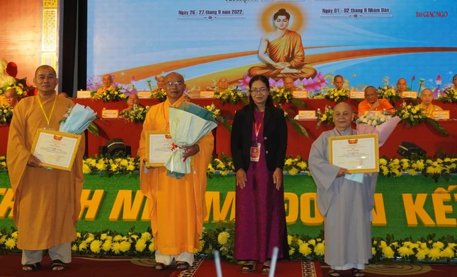 Ủy ban MTTQVN tỉnh trao tặng Bằng khen đến 1 tập thể và 2 cá nhân hoàn thành xuất sắc công tác Phật sự