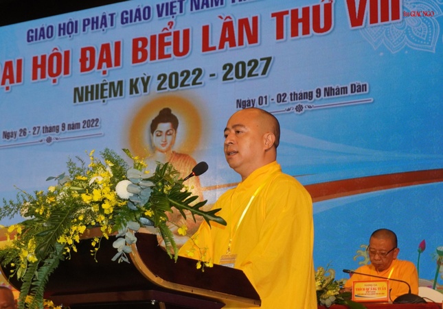 Đại đức Thích Minh Đăng thông qua nghị quyết Đại hội