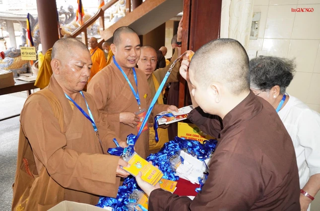 Đại biểu nhận văn kiện đại hội tại chùa Phật Ân