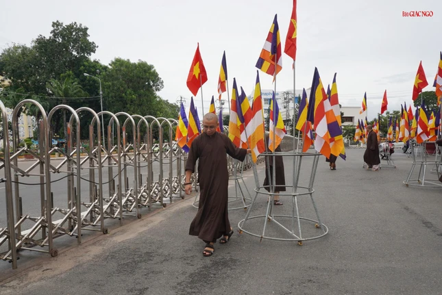 Tăng sinh Trường Trung cấp Phật học Bình Thuận phụ trách khâu thiết trí