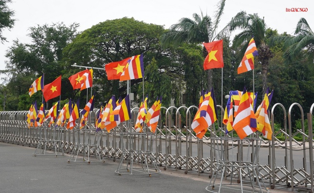 Cờ Phật giáo tung bay