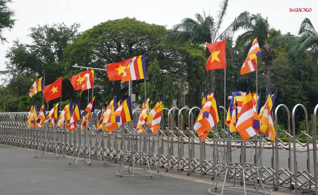 Cờ Phật giáo tung bay