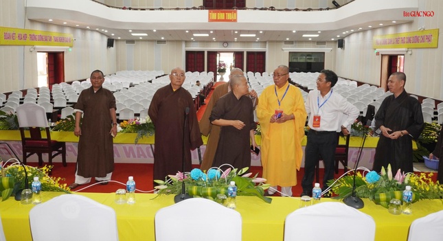 Hòa thượng Thích Minh Nhật cùng chư tôn đức Ban Tổ chức và đại diện chính quyền kiểm tra công tác thiết trí hội trường