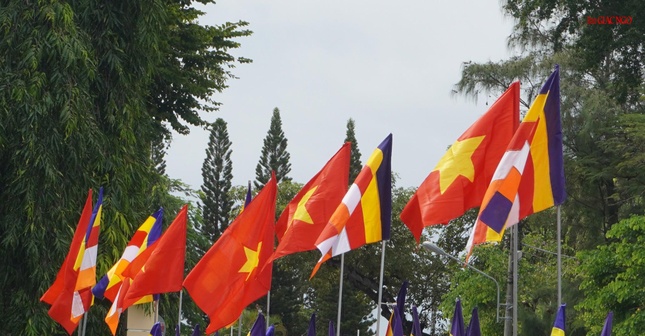 Cờ Phật giáo được thiết trí nơi diễn ra đại hội