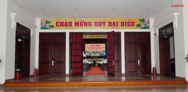 Trước hội trường