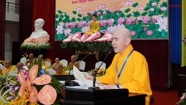 Thượng tọa Thích Đức Thành, Ủy viên Ban Trị sự GHPGVN tỉnh Bình Thuận dẫn chương trình