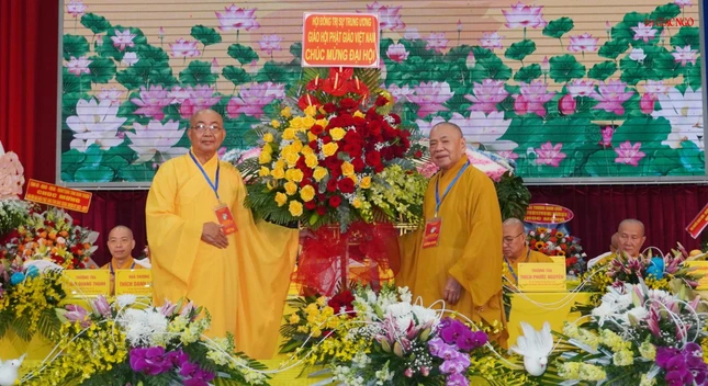 Lẵng hoa chúc mừng của Trung ương Giáo hội