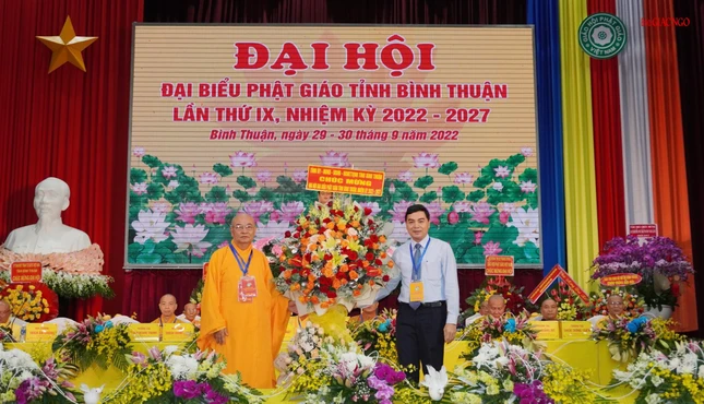 Lẵng hoa chúc mừng của chính quyền tỉnh Bình Thuận