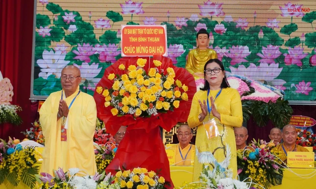 Lẵng hoa chúc mừng của Ủy ban MTTQVN tỉnh