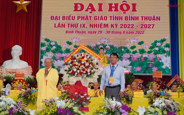 Lẵng hoa chúc mừng của Ban Dân vận Tỉnh Ủy tỉnh Bình Thuận