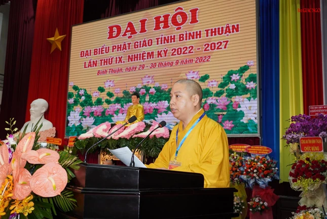 Đại đức Thích Quảng Pháp báo cáo tổng kết công tác Phật sự nhiệm kỳ 2017-2022 và trình Phương hướng Phật sự nhiệm kỳ 2022-2027