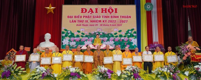 Hòa thượng Thích Huệ Thông trao Bằng tuyên dương công đức của Trung ương