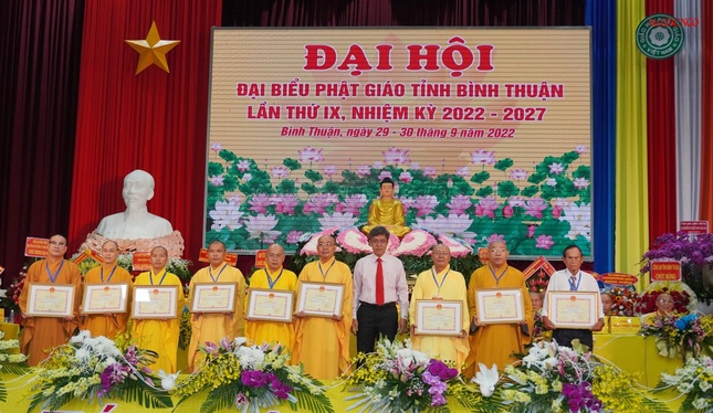 Ủy ban Nhân dân tỉnh Bình Thuận trao Bằng khen đến 10 tập thể và 15 cá nhân