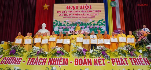 Ủy ban MTTQVN trao bằng khen
