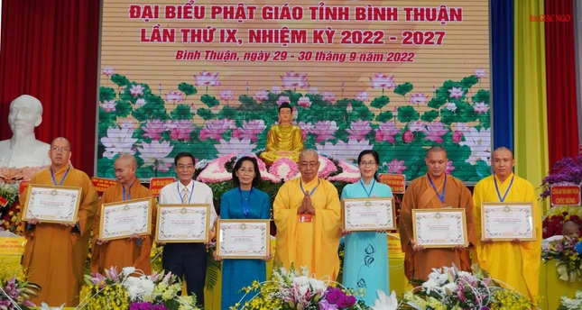 Hòa thượng Thích Minh Nhật trao Bằng Tuyên dương công đức của Ban Trị sự GHPGVN tỉnh đến các tập thể