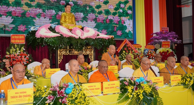 Hòa thượng Thích Thiện Nhơn lấy ý kiến đại biểu về nhân sự nhiệm kỳ và thông qua