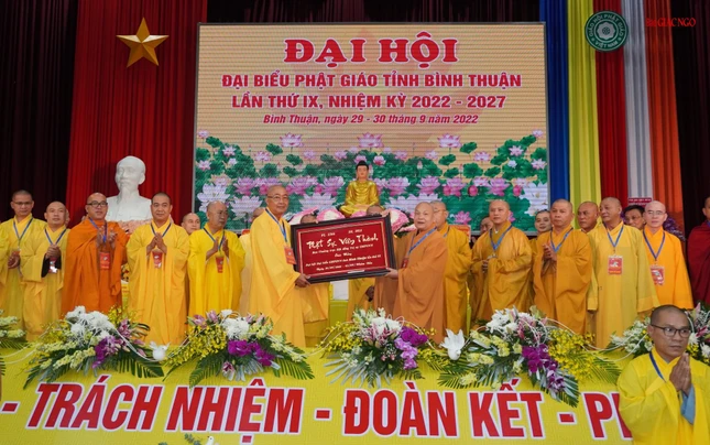 Tân Ban Trị sự GHPGVN tỉnh Bình Thuận nhiệm kỳ 2022-2027 nhận quà chúc mừng từ Hòa thượng Chủ tịch Hội đồng Trị sự