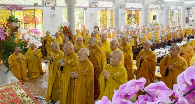 Chư tôn đức tưởng niệm sáng 2-10 - Ảnh: Quang Nghĩa