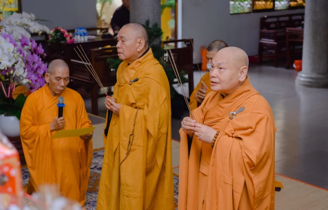 Hòa thượng Thích Thiện Nhơn, Chủ tịch Hội đồng Trị sự; Hòa thượng Thích Thiện Pháp, Phó Thường trực Hội đồng Trị sự niêm hương tưởng niệm ngày 1-10 - Ảnh: Đăng Huy Hòa thượng Thích Thiện Nhơn, Chủ tịch Hội đồng Trị sự; Hòa thượng Thích Thiện Pháp, Phó Thường trực Hội đồng Trị sự niêm hương tưởng niệm ngày 1-10 - Ảnh: Đăng Huy