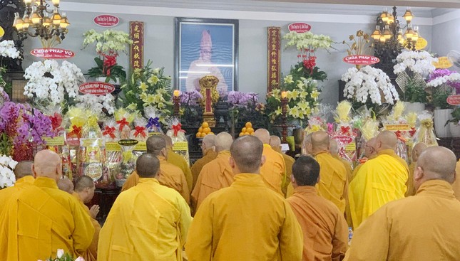 Chư tôn đức tưởng niệm Hòa thượng Thích Định Quang - Ảnh : Quang Nghĩa