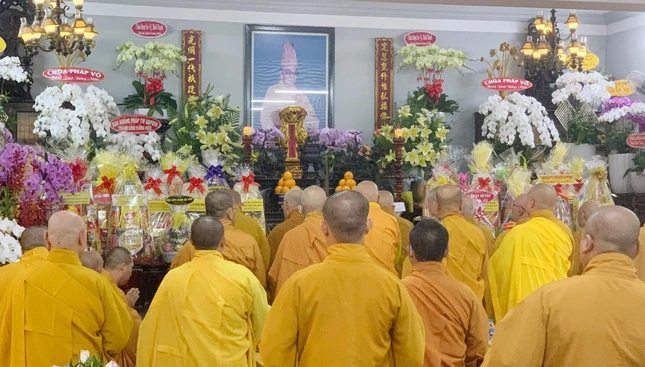 Chư tôn đức tưởng niệm Hòa thượng Thích Định Quang - Ảnh : Quang Nghĩa Chư tôn đức tưởng niệm Hòa thượng Thích Định Quang - Ảnh : Quang Nghĩa