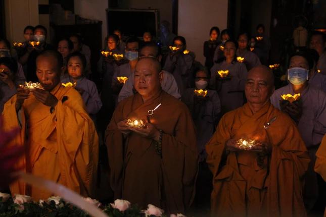 Môn đồ hiếu quyến cùng chư Tăng Ni, Phật tử tổ chức đêm hoa đăng tưởng niệm cố Hoà thượng Thích Như Thọ - Ảnh: Chùa Bửu Đà