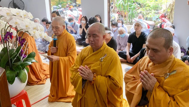 Tác bạch cúng dường trai Tăng - Ảnh: Quang Nghĩa