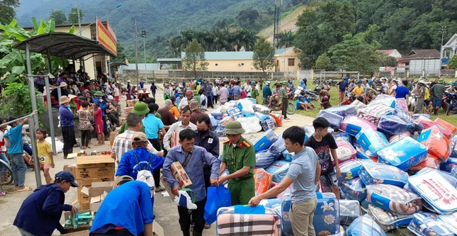 Đại diện các cơ quan hỗ trợ tặng quà đến người dân