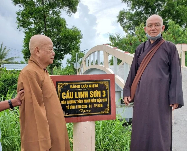 Chư tôn đức bàn giao cầu Linh Sơn 3