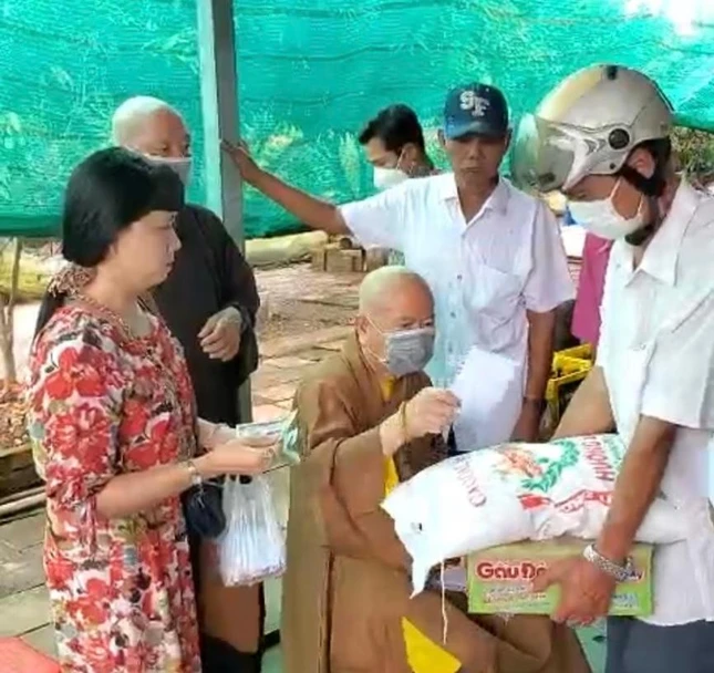 Tặng quà đến bà con