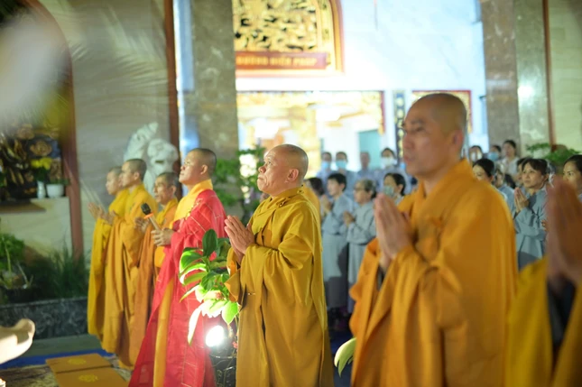 Chư tôn đức trang nghiêm khóa lễ