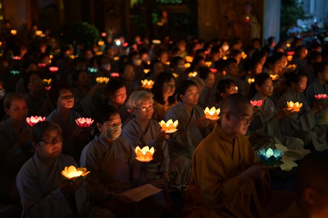 Đêm hoa đăng cầu nguyện bình an