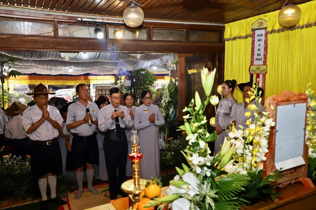 Huynh trưởng Nguyên Trừng - Nguyễn Văn Quýnh, cùng các Huynh trưởng Phân ban Gia đình Phật tử tỉnh thành kính niêm hương tưởng niệm