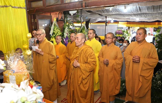 Hòa thượng Thích Châu Quang, cùng chư tôn đức viếng tang, phân ưu cùng môn gia hiếu quyến