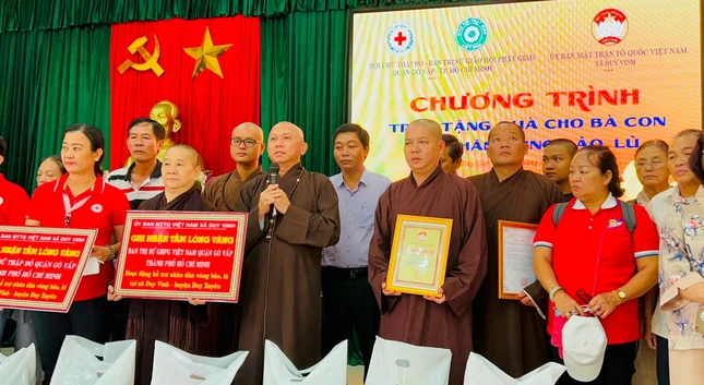 Đoàn thăm, tặng quà tại Quảng Nam Đoàn thăm, tặng quà tại Quảng Nam