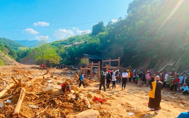 Nhiều nhà người dân bị sập hoàn toàn do lũ tại huyện Kỳ Sơn, tỉnh Nghệ An Nhiều nhà người dân bị sập hoàn toàn do lũ tại huyện Kỳ Sơn, tỉnh Nghệ An