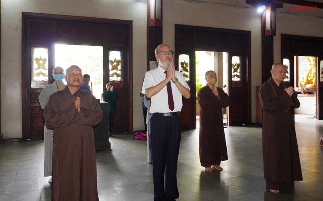 Lễ Phật tại chánh điện chùa Vĩnh Nghiêm