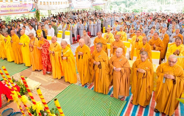 Nghi thức niêm hương đảnh lễ Tam bảo