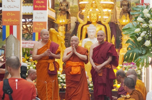 Y được giao đến cho Hòa thượng Thích Thiện Tâm theo đúng theo truyền thống Phật giáo Theravāda