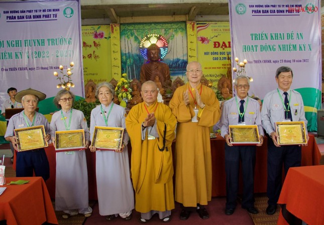 Chư tôn đức trao bằng tán dương đến các thành viên mãn nhiệm