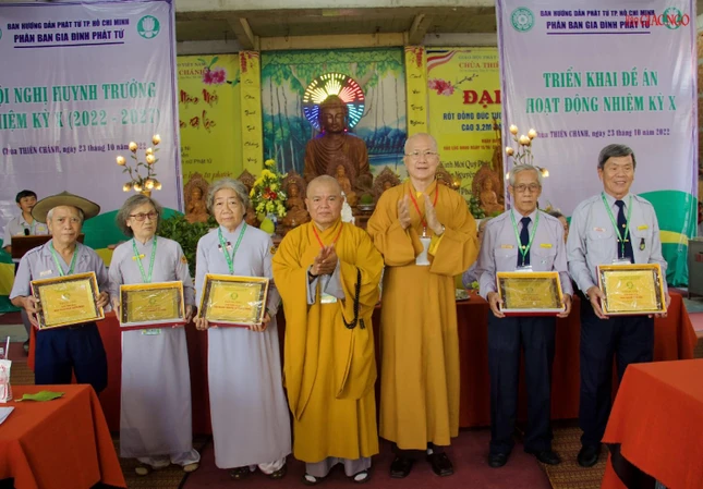 Chư tôn đức trao bằng tán dương đến các thành viên mãn nhiệm
