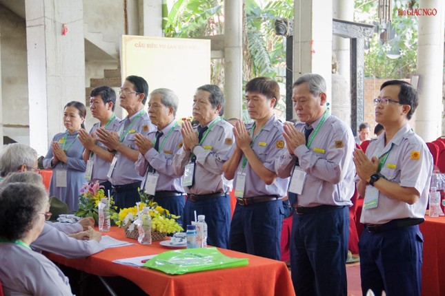 Thành viên Phân ban Gia đình Phật tử TP.HCM nhiệm kỳ X ra mắt và nhận nhiệm vụ