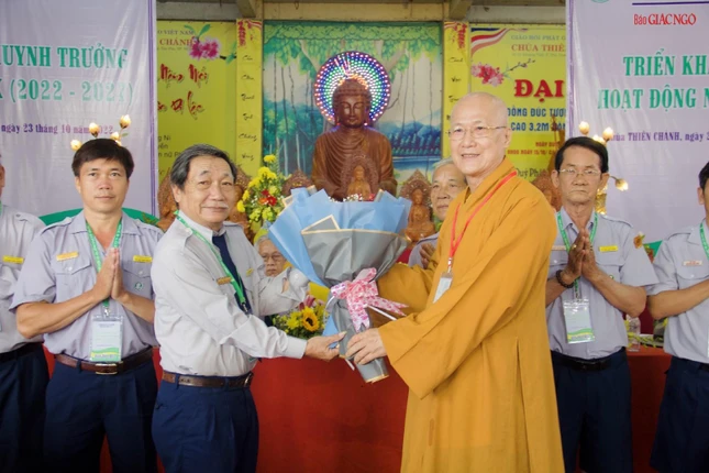 Hòa thượng Thích Chơn Không tặng hoa chúc mừng đến các thành viên Phân ban Gia đình Phật tử TP.HCM nhiệm kỳ 2022-2027